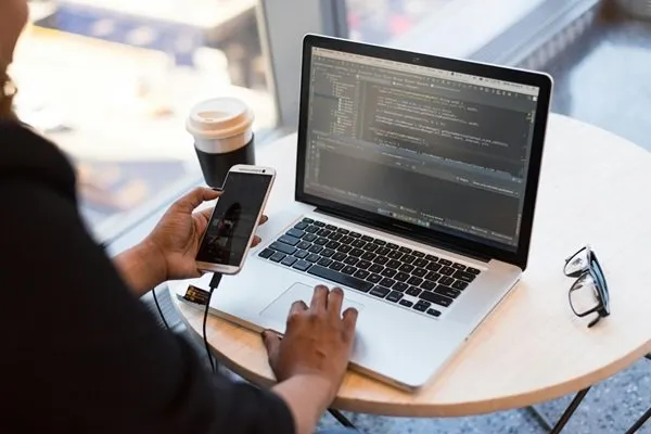 ilustrasi software dan hardware