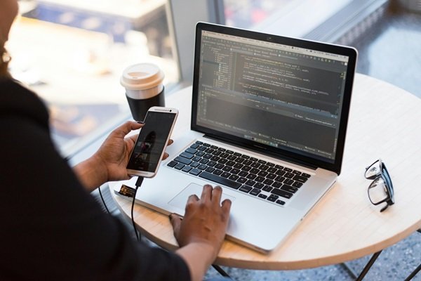 Perbedaan Software dan Hardware