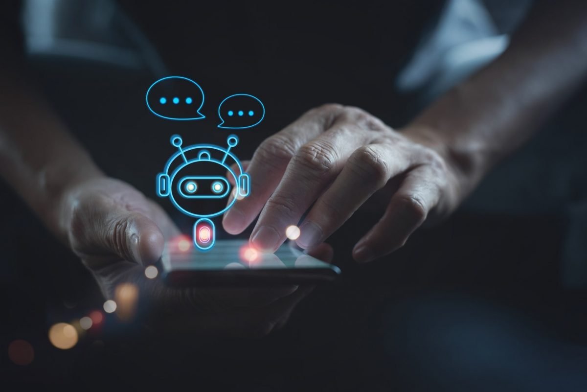 persona-usando-celular-chateando-con-un-chatbot--1200x801